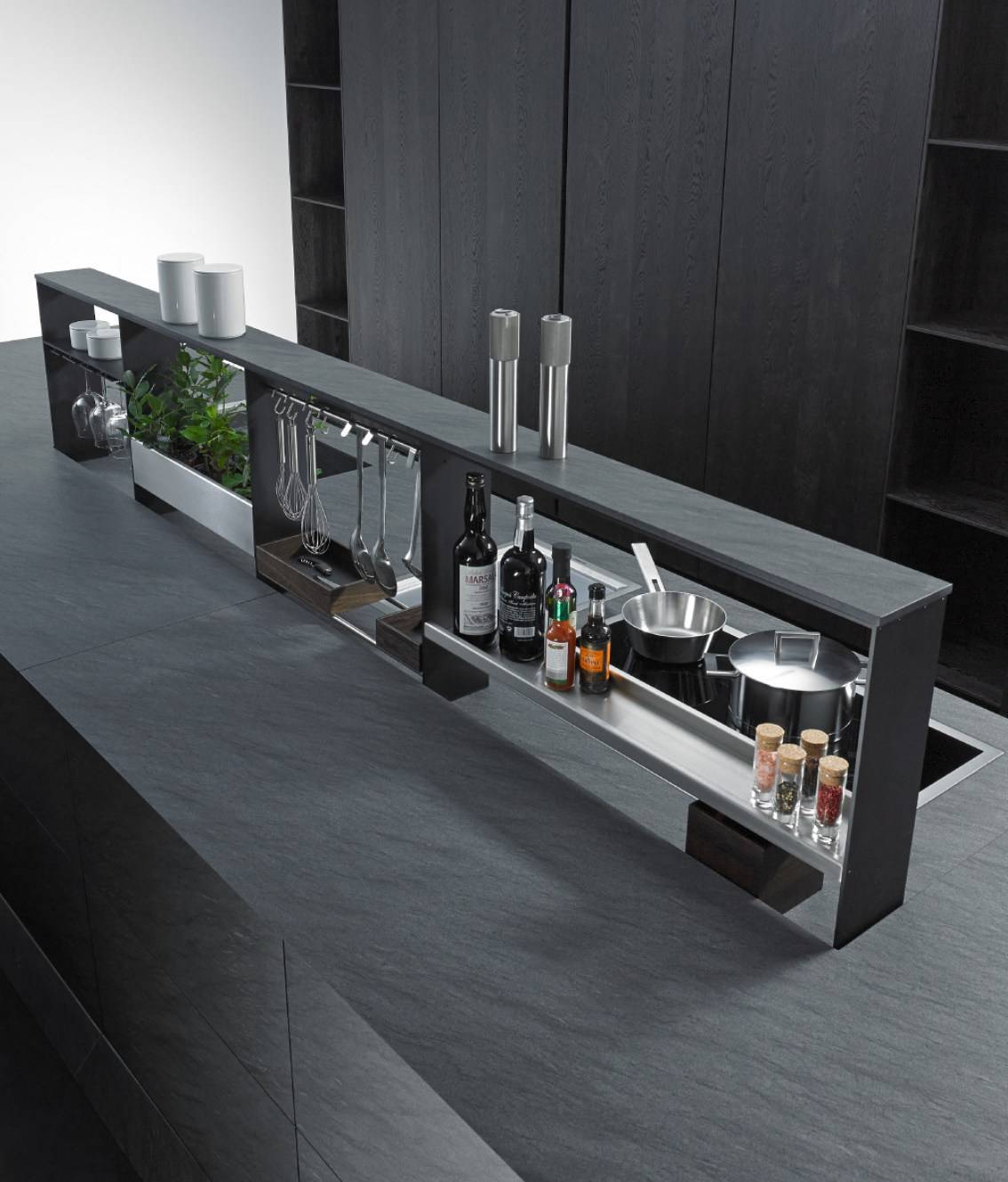 Cuisine haut de gamme mêlant bois sombre, métal brossé et plan en pierre. Rangement bar intégré et design épuré pour un espace culinaire d’exception.
