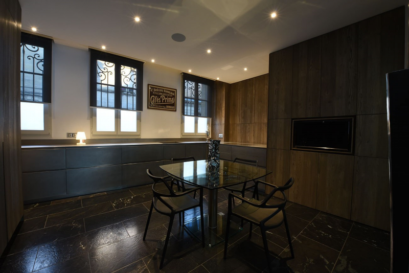 Cuisine haut de gamme en bois et métal, aux lignes minimalistes et épurées, offrant un espace élégant, fonctionnel et contemporain avec finitions premium.