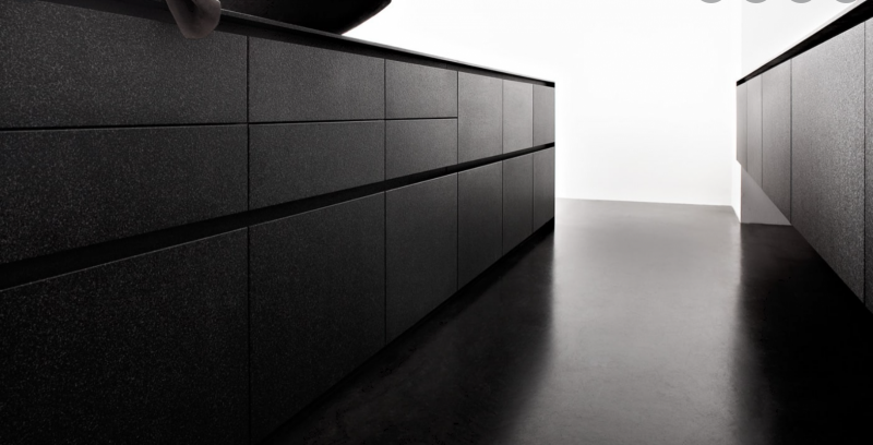 Cuisine moderne Eggersmann avec façades noires minérales et lignes épurées. Un design haut de gamme alliant élégance, sobriété et matériaux premium.