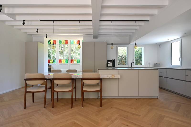 Cuisine lumineuse dotée d’une table en onyx éclairé et de rangements épurés. Atmosphère moderne, chaleureuse et pensée pour un confort quotidien haut de gamme.