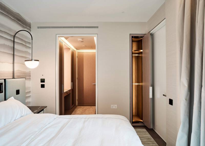 Dressing intégré LEMA en bois clair dans suite contemporaine